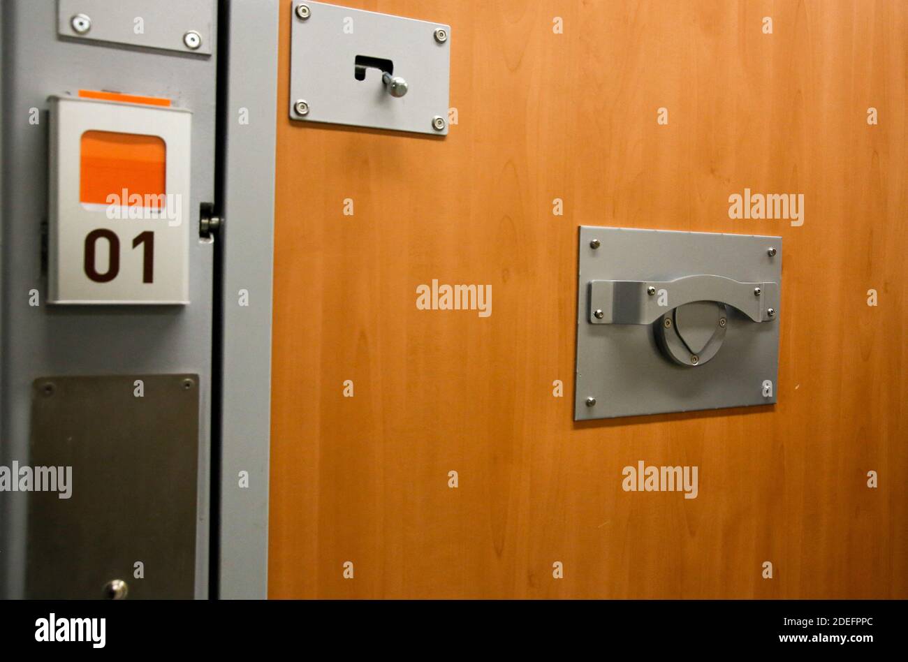 Porte de cellule a la prison de la Sante la prison de la Sante apres sa rénovation. Paris, France, 12 avril 2019. Photo de Vernier/JBV News/ABACAPRESS.COM Banque D'Images