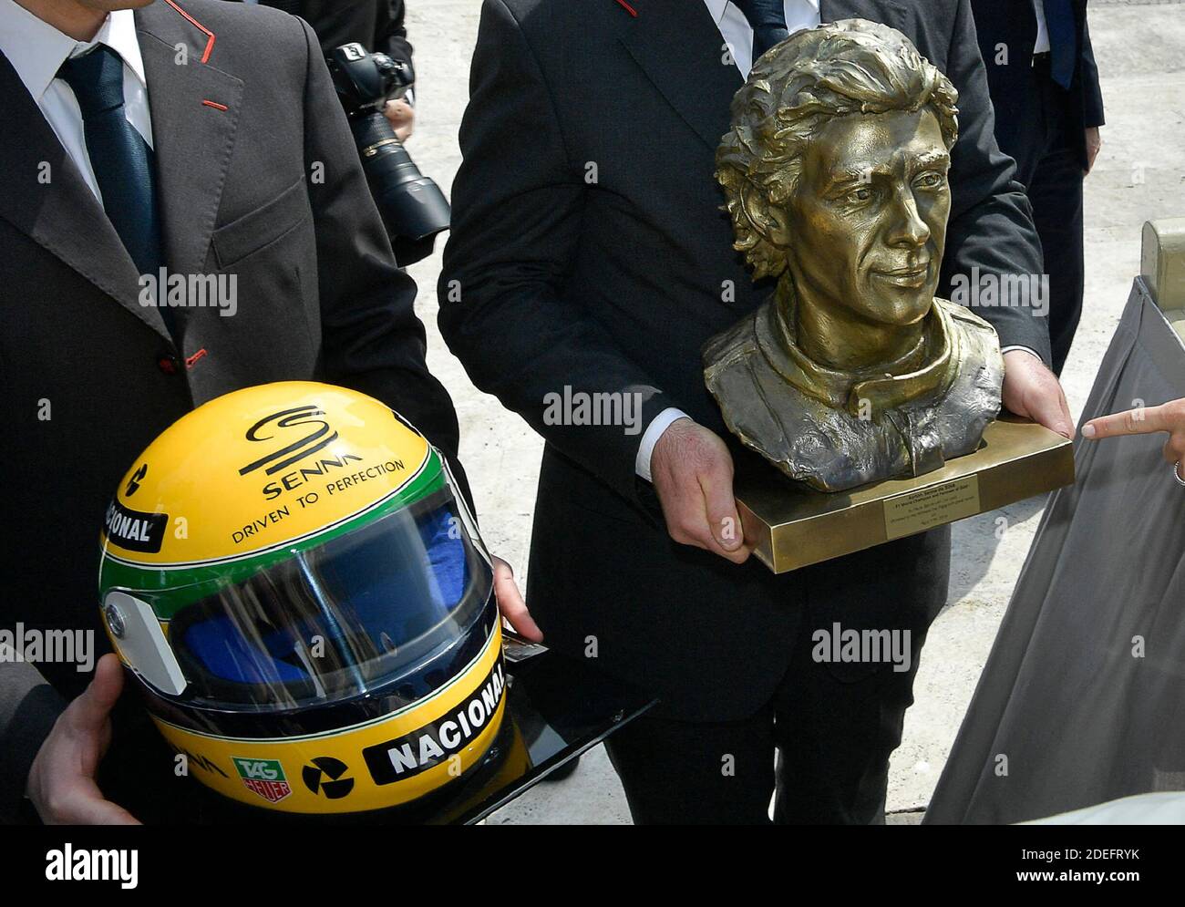 Un casque et un buste en bronze spécial d'Ayrton Senna sculptés par la nièce de la légende de la F1 Paula Senna Lalli ont été présentés au pape François à la fin de l'audience générale hebdomadaire sur la place Saint-Pierre au Vatican, le 17 avril 2019. Paula Senna Lalli a commencé son travail sur le buste en 2016 à la demande de sa grand-mère Neyde Senna, la mère de la triple championne du monde. La sculpture en argile originale a été achevée à la fin de 2016, puis a été moulée en bronze. Paula Senna Lalli n'a pas pu assister à la cérémonie dédiée de mercredi matin au Vatican, après avoir donné le bi Banque D'Images