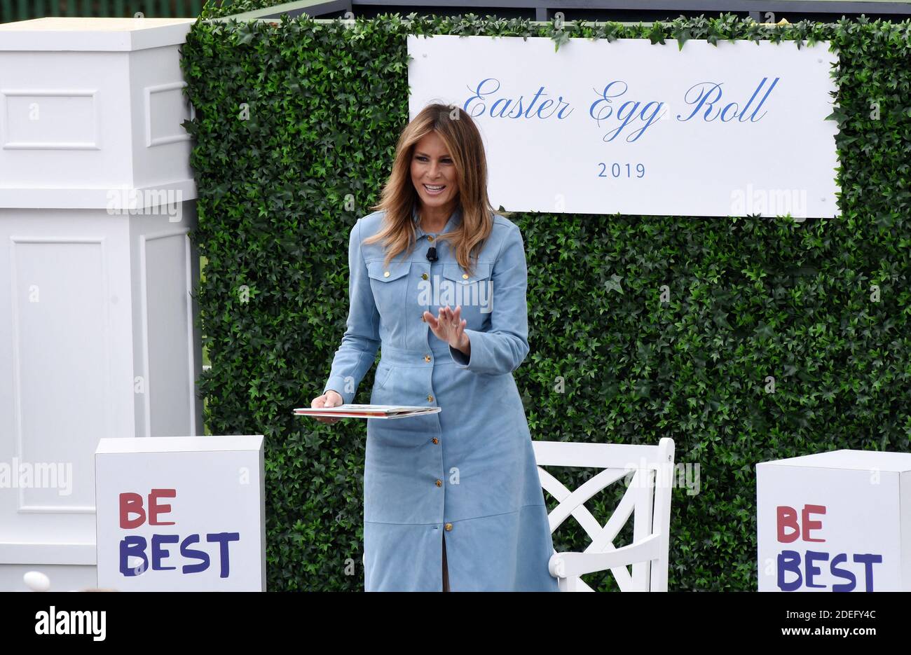 La première dame des États-Unis Melania Trump lit le livre « The Wonderful Things You will be » par Emily Winfield Martin lors de l'année Easter Egg Roll sur la pelouse sud de la Maison Blanche le 22 avril 2019 à Washington, DC. Photo par Olivier Douliery/ABACAPRESS.COM Banque D'Images