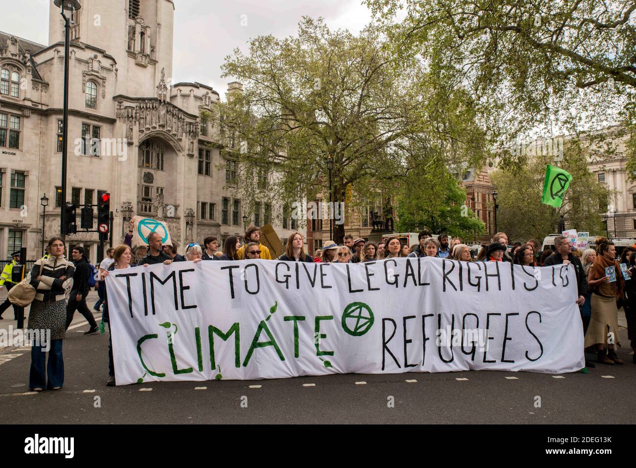 Les militants écologistes de la rébellion des extinction bloquent la circulation autour de la place du Parlement le dixième jour de l'action de protestation, le 24 avril 2019 à Londres, au Royaume-Uni. La manifestation fait partie de la rébellion internationale, un mouvement de désobéissance civile non violent qui appelle à une action décisive des gouvernements face au changement climatique et à l'effondrement écologique pour éviter la possibilité d'extinction humaine dans un avenir proche. Photo de Denis Prezat/avenir photos/ABACAPRESS.COM Banque D'Images