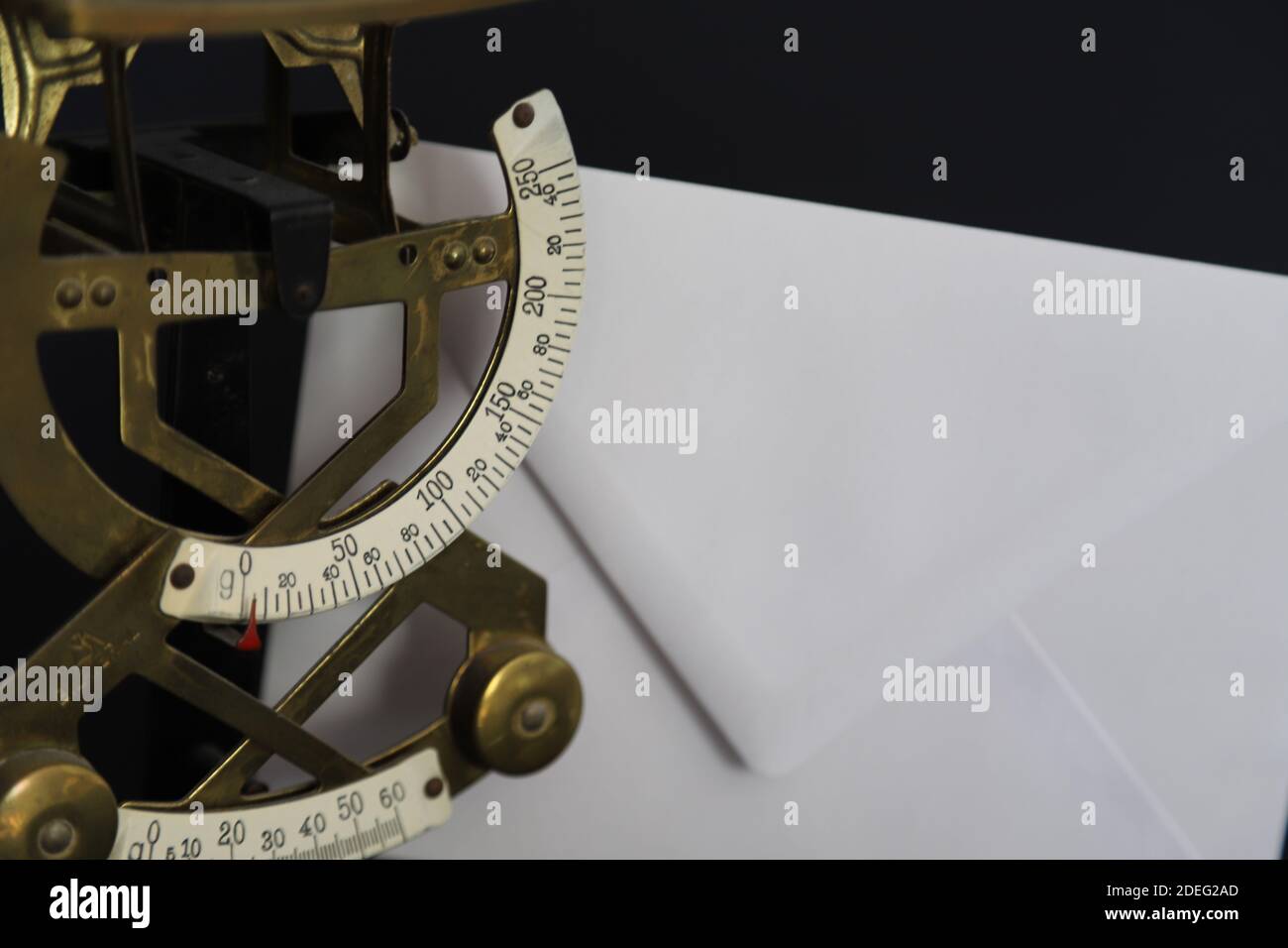 balance et enveloppe anciennes Banque D'Images