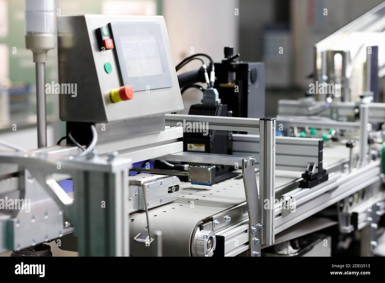Système de transport à tapis d'emballage automatique dans une usine pharmaceutique. Mise au point sélective. Banque D'Images