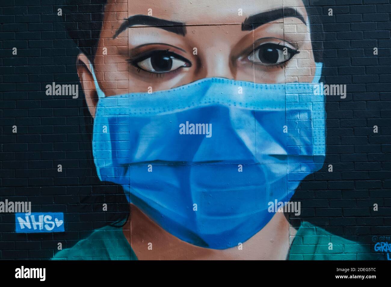 Angleterre, Londres, art mural représentant une infirmière portant un masque facial Banque D'Images