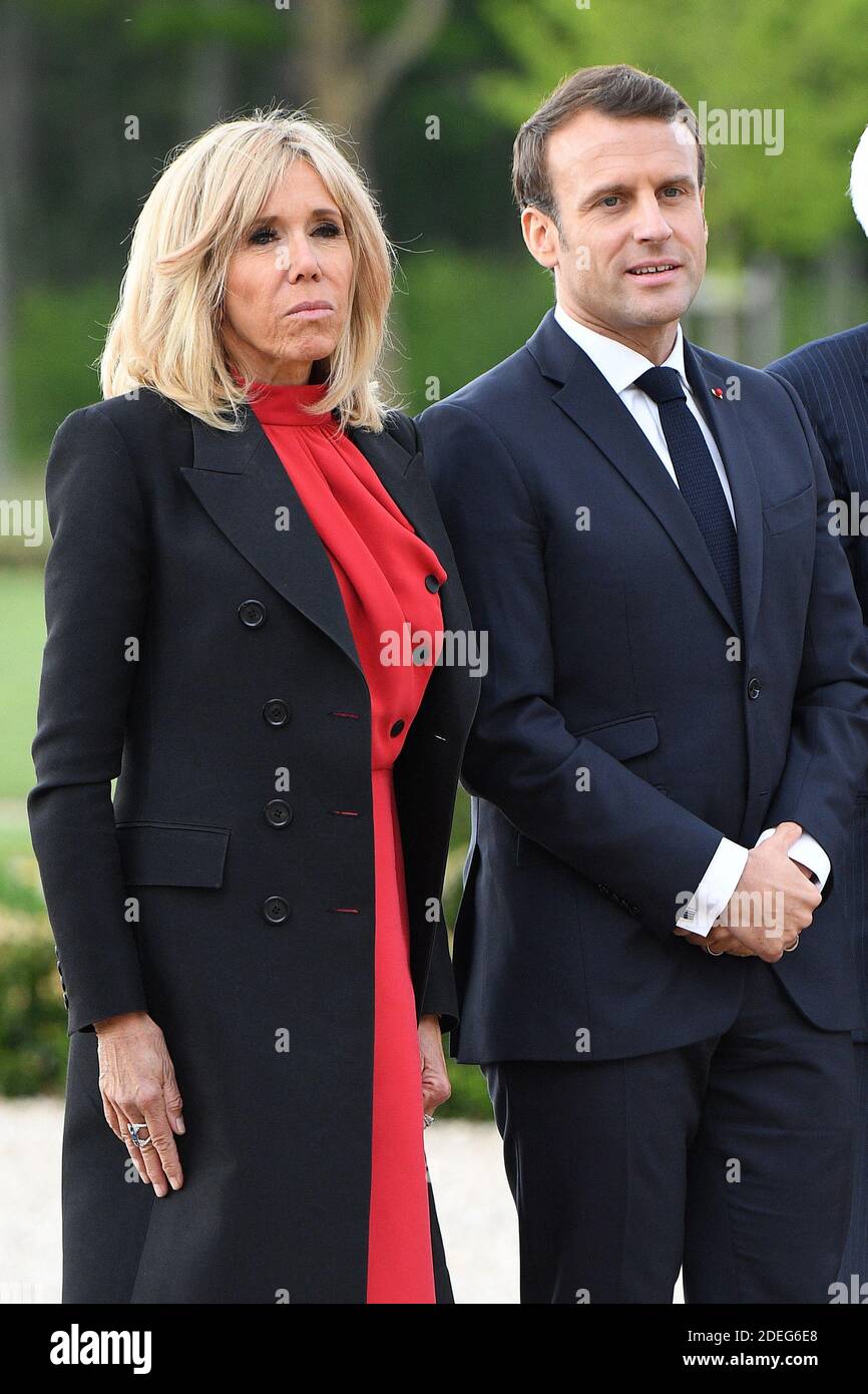 Le President Francais Emmanuel Macron Pose Avec Son Epouse Brigitte Macron Alors Qu Ils Quittent Le Chateau De Chambord Apres Une Visite Dans Le Cadre D Une Commemoration Du 500e Anniversaire De La Mort