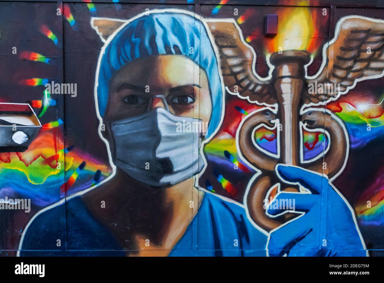 Angleterre, Londres, art mural représentant une infirmière portant un masque facial Banque D'Images