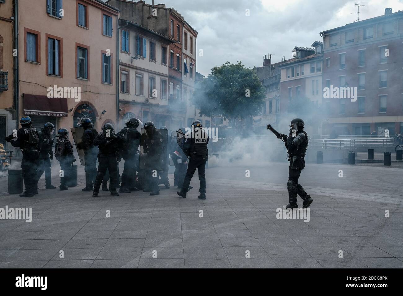 Policier avec lanceur de gaz lacrymogène Cougar. Les Gilets Jaunes (Vêtes  jaunes) ont manifesté pour la 25e fois à Toulouse, en France, le 4 mai  2019. La manifestation a été tenue de