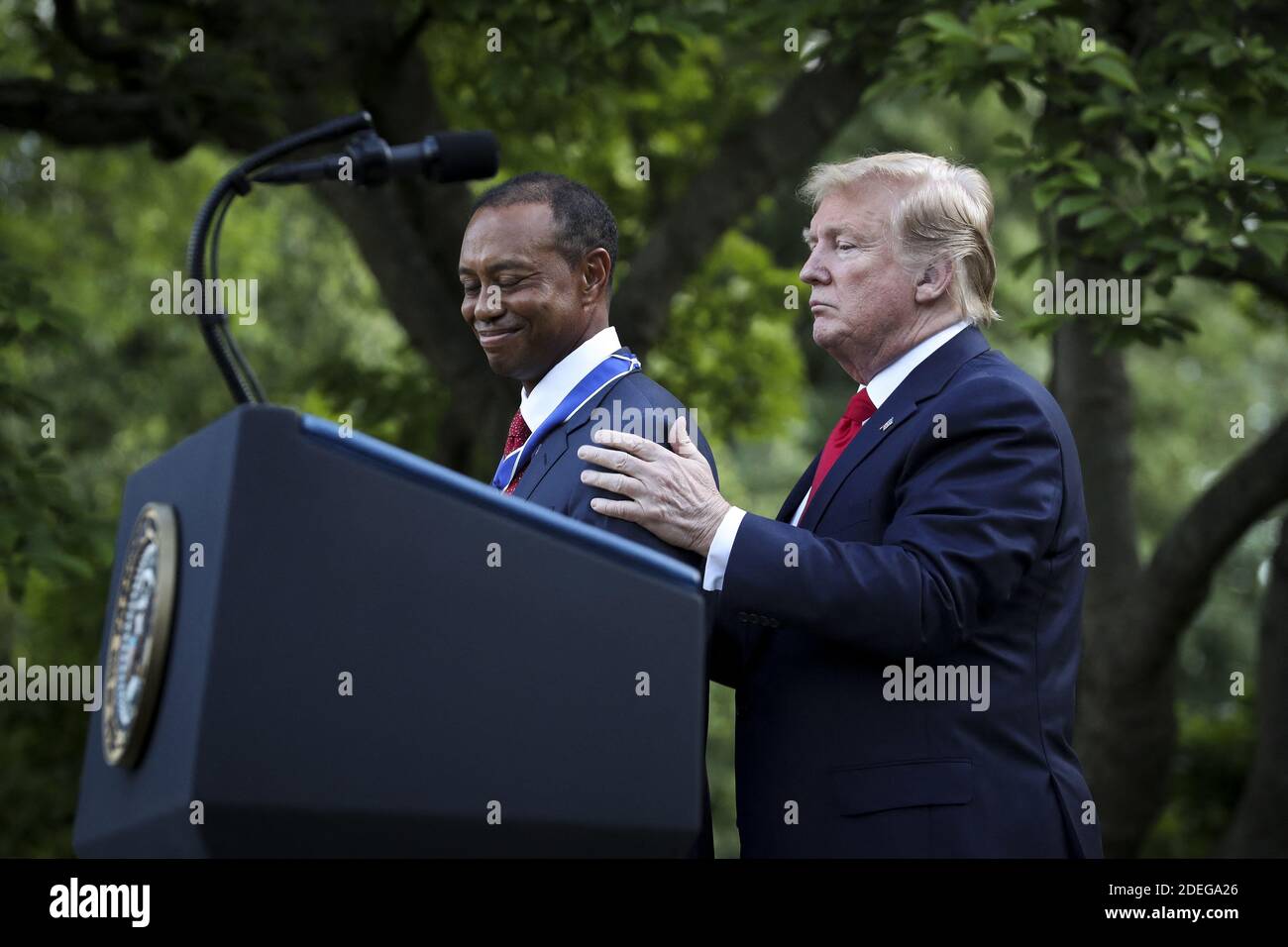 Le Président Donald Trump remet la Médaille présidentielle de la liberté à Tiger Woods lors d'une cérémonie dans le jardin des roses de la Maison Blanche, le 6 mai 2019 à Washington. Photo d'Oliver Contreras/Pool/ABACAPRESS.COM Banque D'Images