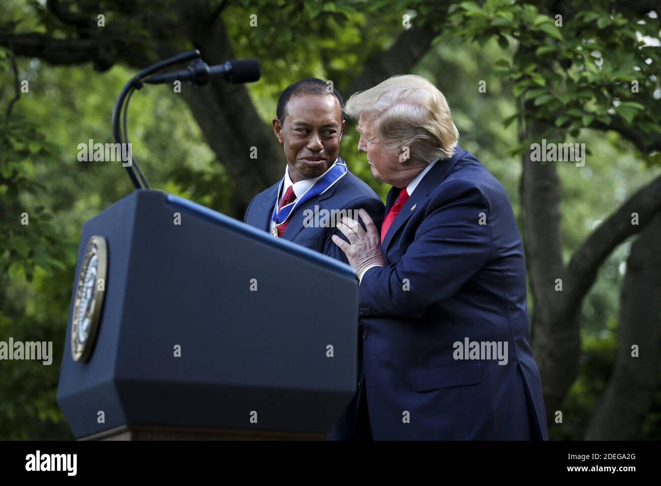 Le Président Donald Trump remet la Médaille présidentielle de la liberté à Tiger Woods lors d'une cérémonie dans le jardin des roses de la Maison Blanche, le 6 mai 2019 à Washington. Photo d'Oliver Contreras/Pool/ABACAPRESS.COM Banque D'Images