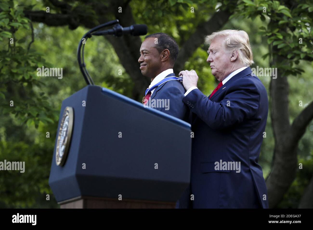 Le Président Donald Trump remet la Médaille présidentielle de la liberté à Tiger Woods lors d'une cérémonie dans le jardin des roses de la Maison Blanche, le 6 mai 2019 à Washington. Photo d'Oliver Contreras/Pool/ABACAPRESS.COM Banque D'Images