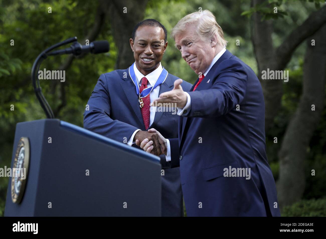 Le Président Donald Trump remet la Médaille présidentielle de la liberté à Tiger Woods lors d'une cérémonie dans le jardin des roses de la Maison Blanche, le 6 mai 2019 à Washington. Photo d'Oliver Contreras/Pool/ABACAPRESS.COM Banque D'Images