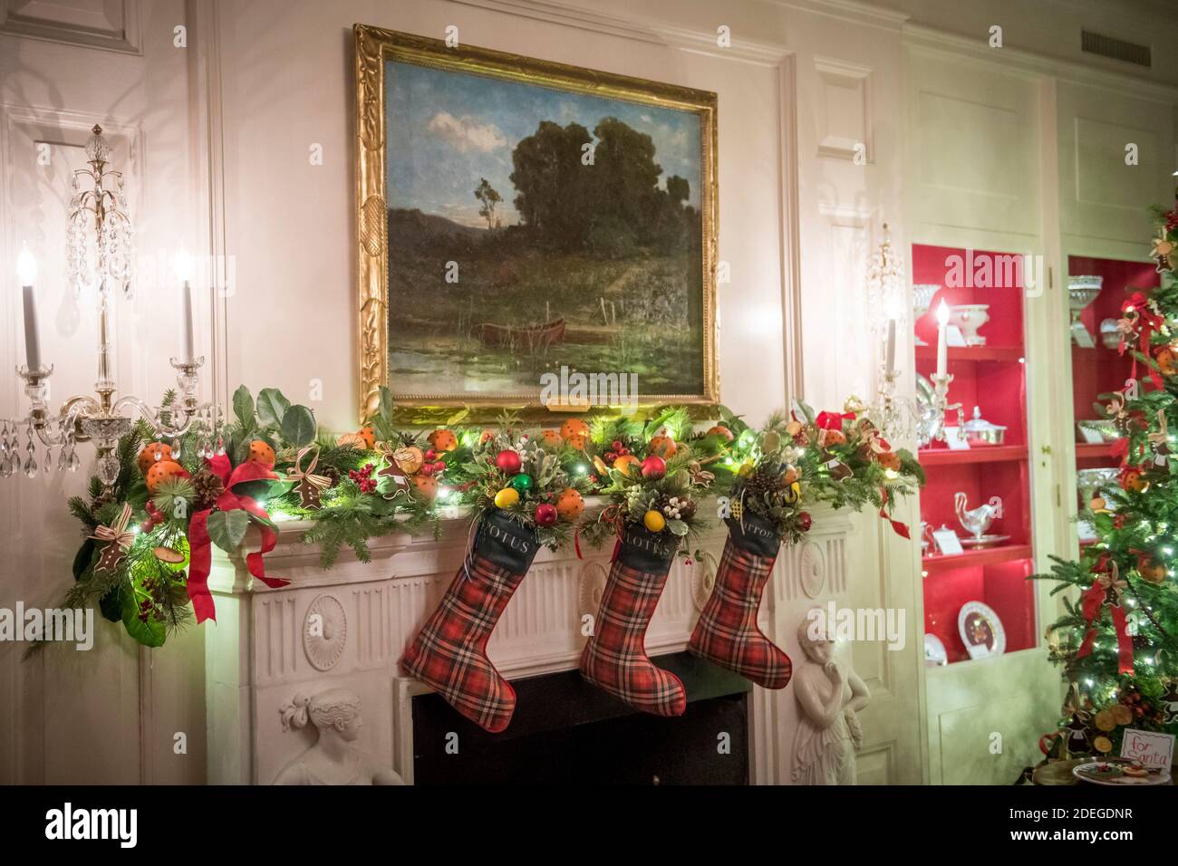 La salle chinoise de la Maison Blanche est décorée de bas de Noël au-dessus de la cheminée pour POTUS, FLOTUS et Barron, lors de la prévisualisation de la presse des 2020 décorations de Noël à la Maison Blanche à Washington, DC le lundi 30 novembre 2020. Le thème de cette année est America the Beautiful et il y a 106 couronnes, 62 arbres de Noël, plus de 1,200 pieds de guirlande, plus de 3,200 pieds de torons de lumières, plus de 17,000 noeuds liés et plus de 150 variétés de feuillage et floral.Credit: Rod Lamkey/CNP | usage dans le monde entier Banque D'Images