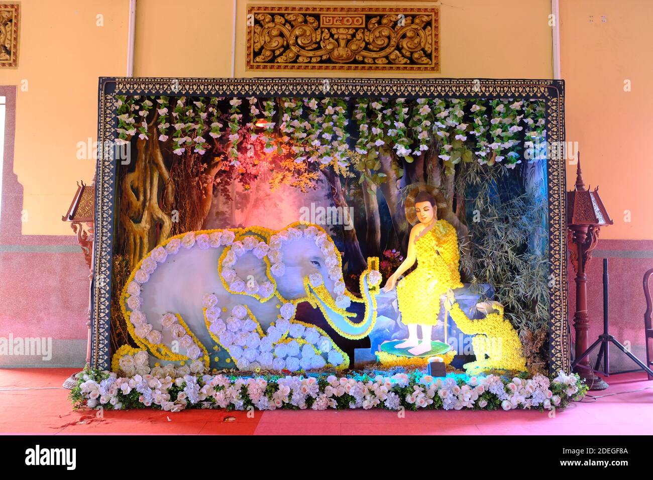 Cambodge Phnom Penh - Monastère Wat Ounalom image avec scène De la vie de Bouddha Banque D'Images