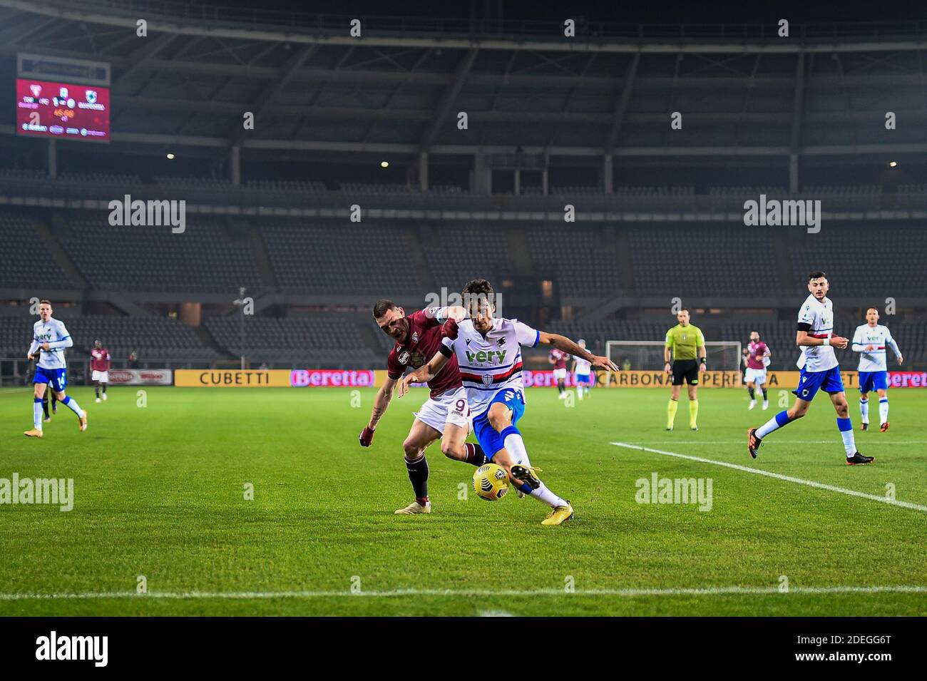 Turin, Italie - 30 novembre 2020 : Tommaso Augello de l'UC Sampdoria est défié par Andrea Belotti du FC de Turin lors de la série UN match de football entre le FC de Turin et l'UC Sampdoria. Les stades de football de toute l'Europe restent vides en raison de la pandémie du coronavirus, car les lois de distanciation sociale du gouvernement interdisent aux fans de se rendre dans les lieux, ce qui entraîne le jeu de présentoirs derrière des portes fermées. Le match s'est terminé par 2-2 ficelage. Credit: Nicolò Campo/Alay Live News Banque D'Images
