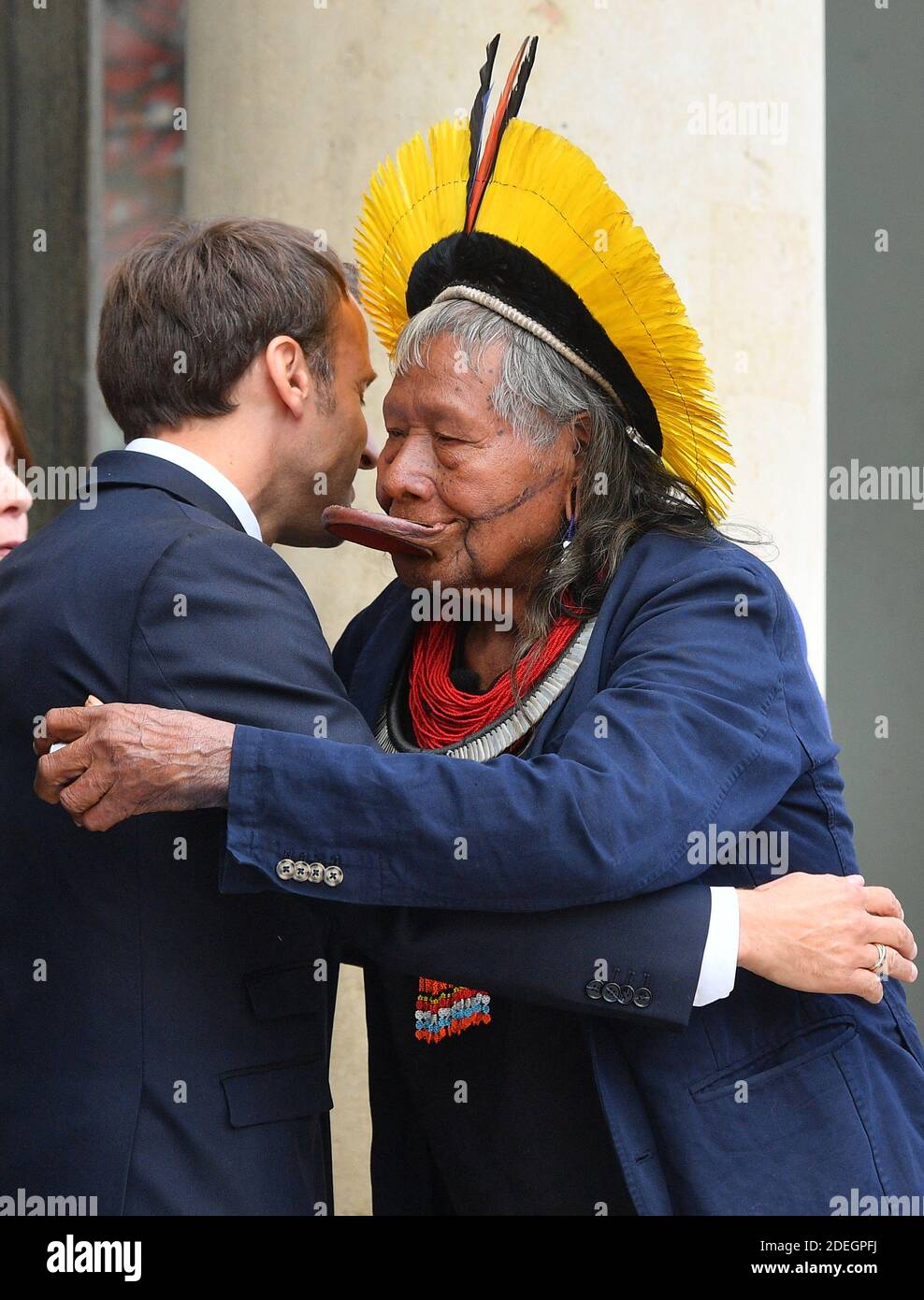 Le légendaire chef indigène du Brésil, Raoni Metuktyre, pose avec le  président français Emmanuel Macron après leur rencontre à l'Elysée Palace  le 16 mai 2019 à Paris, dans le cadre de la