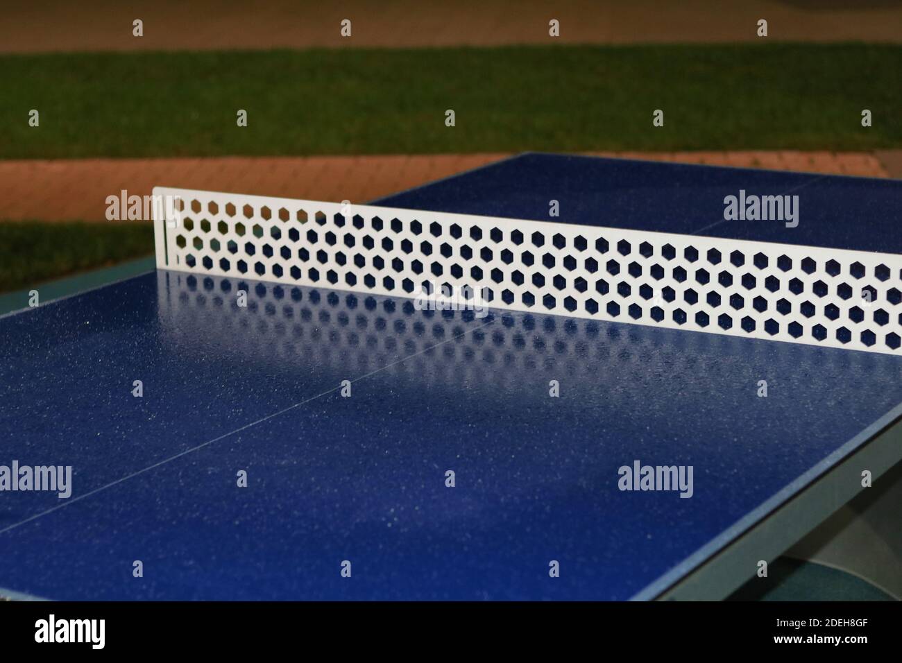 Table de tennis anti-vandale bleue dans la cour publique avec givre Banque D'Images