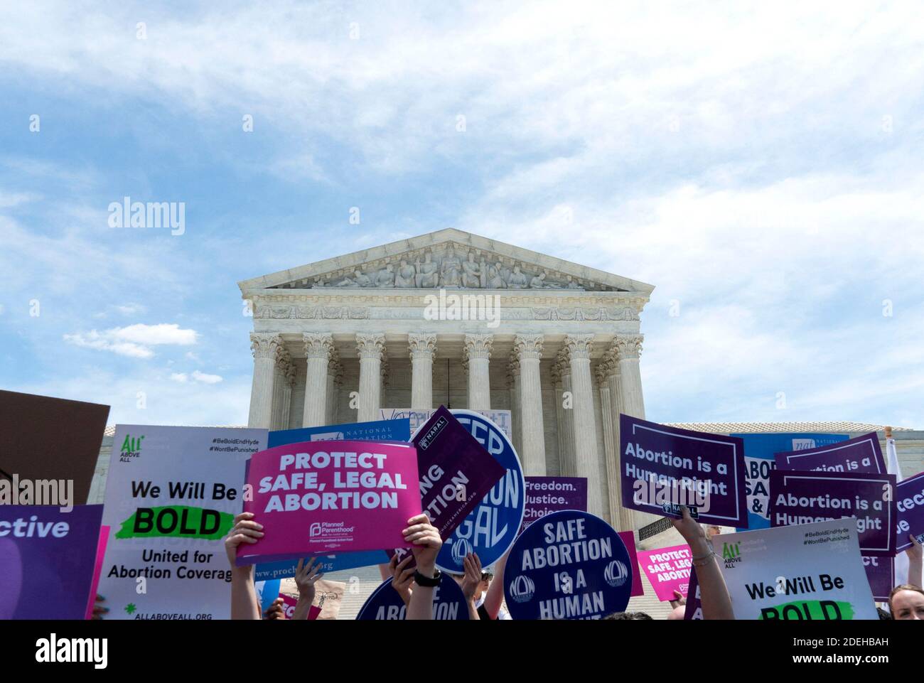 Le 21 mai 2019, des manifestants se sont joints à plusieurs législateurs démocratiques devant la Cour suprême à Washington, DC, Etats-Unis, pour manifester leur opposition à la récente interdiction de l'avortement mise en œuvre par plusieurs États. Photo de Stefani Reynolds/CNP/ABACAPRESS.COM Banque D'Images