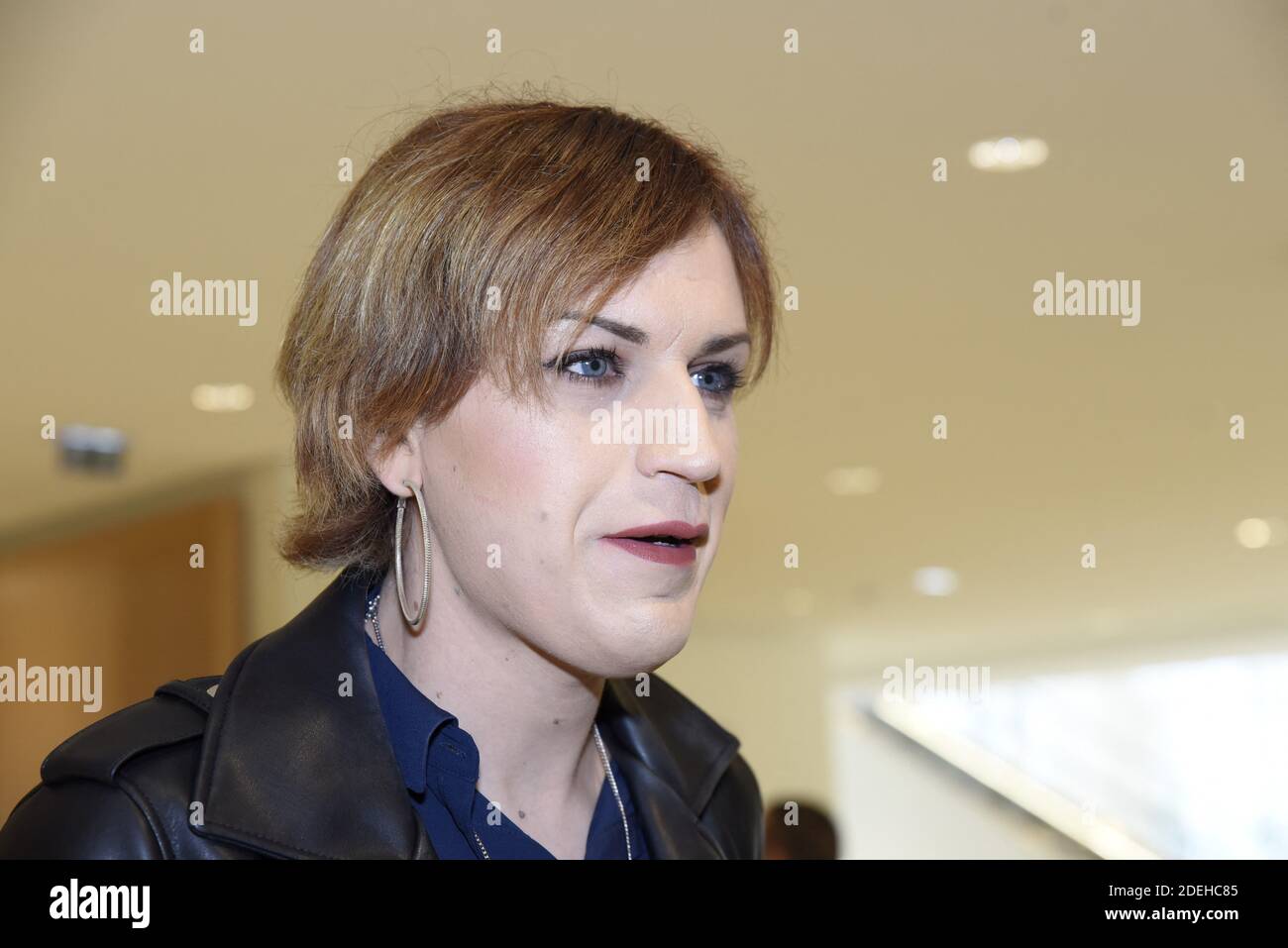 Julia Boyer arrivant au tribunal de Paris, France, le 22 mai 2019. Julia Boyer, une femme transgenre agressée à Paris, le 4 avril 2019. Les autorités françaises enquêtent sur une attaque contre une femme transgenre qui a été attaquée et jetée lors d'une manifestation sur la place de la République dans le centre de Paris, contre le président algérien qui a suscité l'indignation le 3 avril 2019 parmi les militants et les politiciens. Une vidéo de l'incident de dimanche, qui a été visionnée plus de 1.5 millions de fois sur Twitter, a montré qu'un groupe de manifestants a arrondi sur la femme alors qu'elle est sortie du métro sur la place de la Republ Banque D'Images