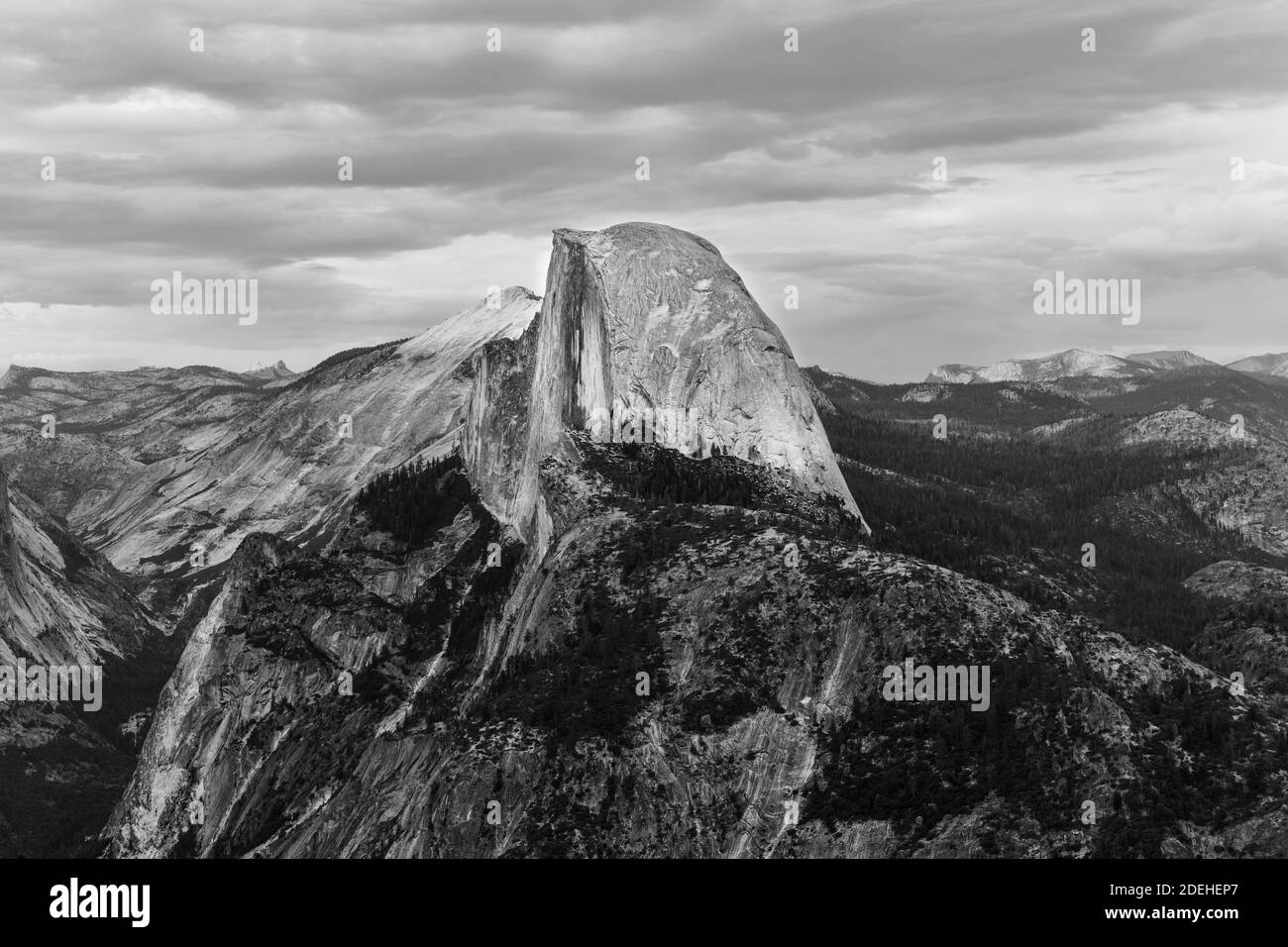 Glacier point, avec vue imprenable sur la vallée de Yosemite, le demi-dôme, les chutes de Yosemite et le haut-pays de Yosemite. Banque D'Images