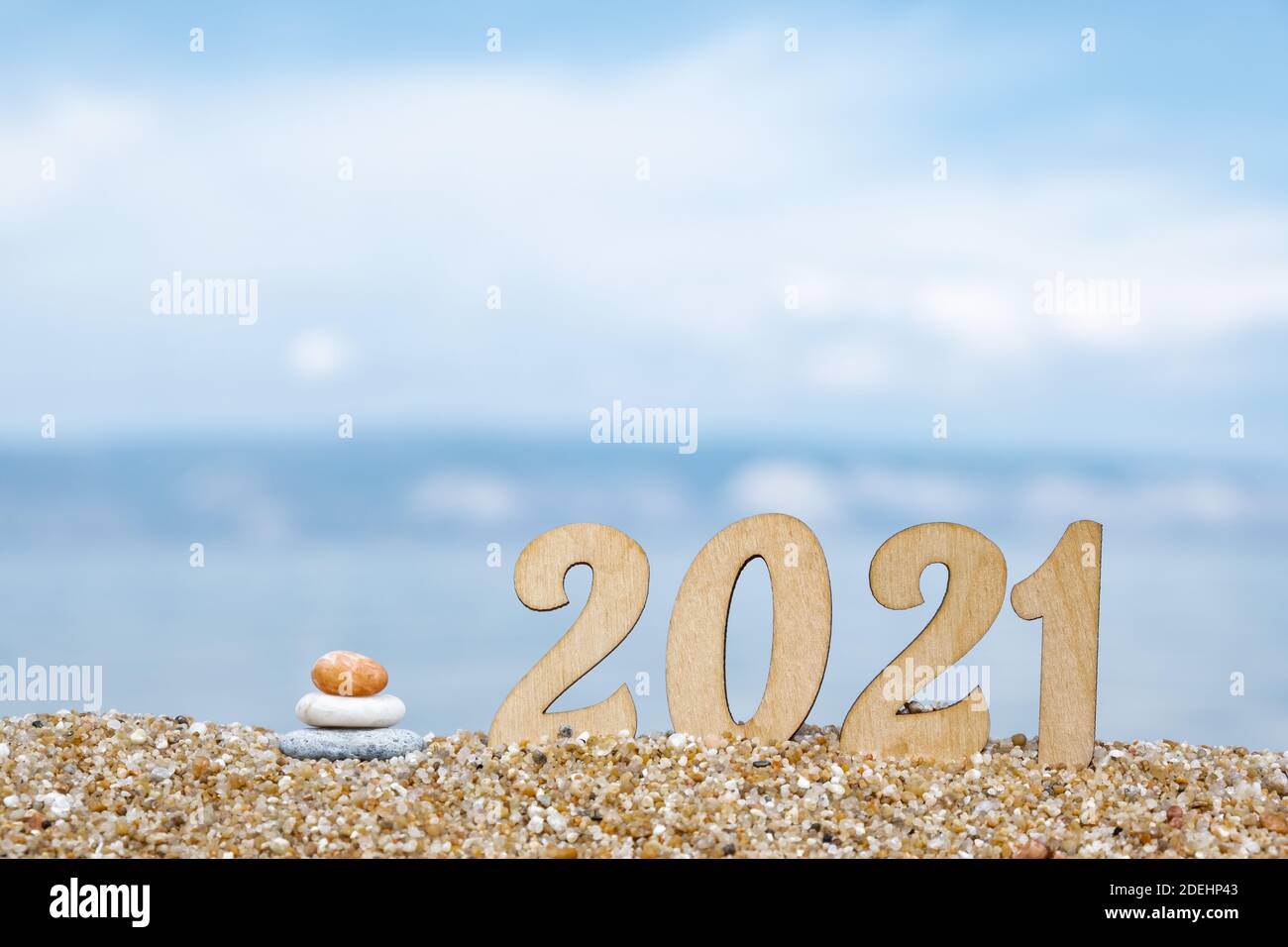 Carte de Noël créative. Numéros du nouvel an 2021 sur la plage au bord de la mer, cairn.le concept du tourisme, des loisirs et des voyages.Focus sélectif.Copy space Banque D'Images