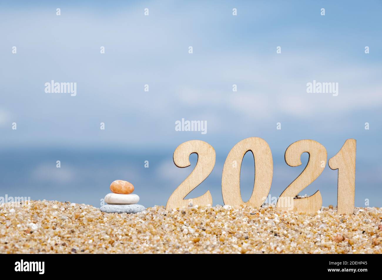 Carte de Noël créative. Numéros du nouvel an 2021 sur la plage au bord de la mer, cairn.le concept du tourisme, des loisirs et des voyages.Focus sélectif.Copy space Banque D'Images
