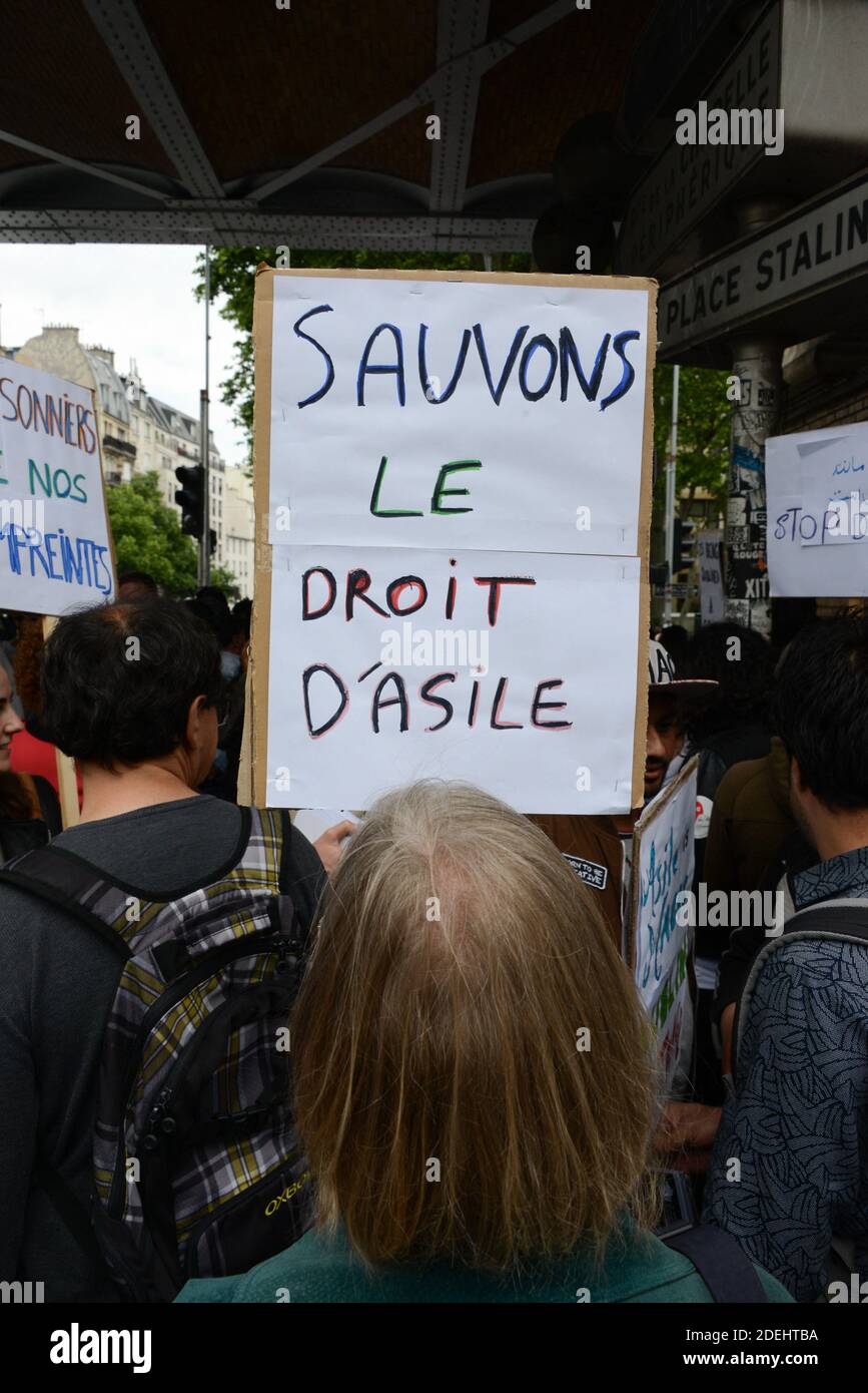 Une manifestation en faveur des migrants a eu lieu à Paris, en France, le 25 mai 2019. Les manifestants appellent à l'abrogation des accords de Dublin. Ces accords permettent aux pays du Nord de l'Union européenne de renvoyer des migrants vers les pays du Sud, qui doivent de facto prendre en charge la gestion de presque toutes les demandes d'asile. Pour les militants, ces accords sont contraires au droit d'asile, coûtent cher, la santé des exilés et constituent un frein à leur intégration. Photo par Albert Bouxou/avenir photos/ABACAPRESS.COM Banque D'Images