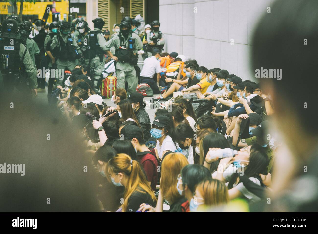 Hong Kong, le 27 mai 2020, des manifestants sont arrêtés par la police comme rassemblement illégal à Causeway Bay. Les gens portent un masque comme covid 19 contrôle de prévention. Banque D'Images