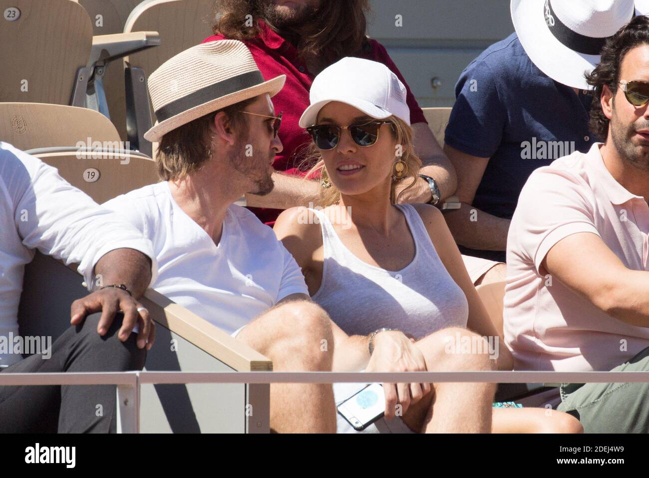 Philippe Lacheau et son épouse Elodie Fontan dans des stands lors de l'Open de tennis français à l'arène Roland-Garros le 02 juin 2019 à Paris, France. Photo de Nasser Berzane/ABACAPRESS.COM Banque D'Images
