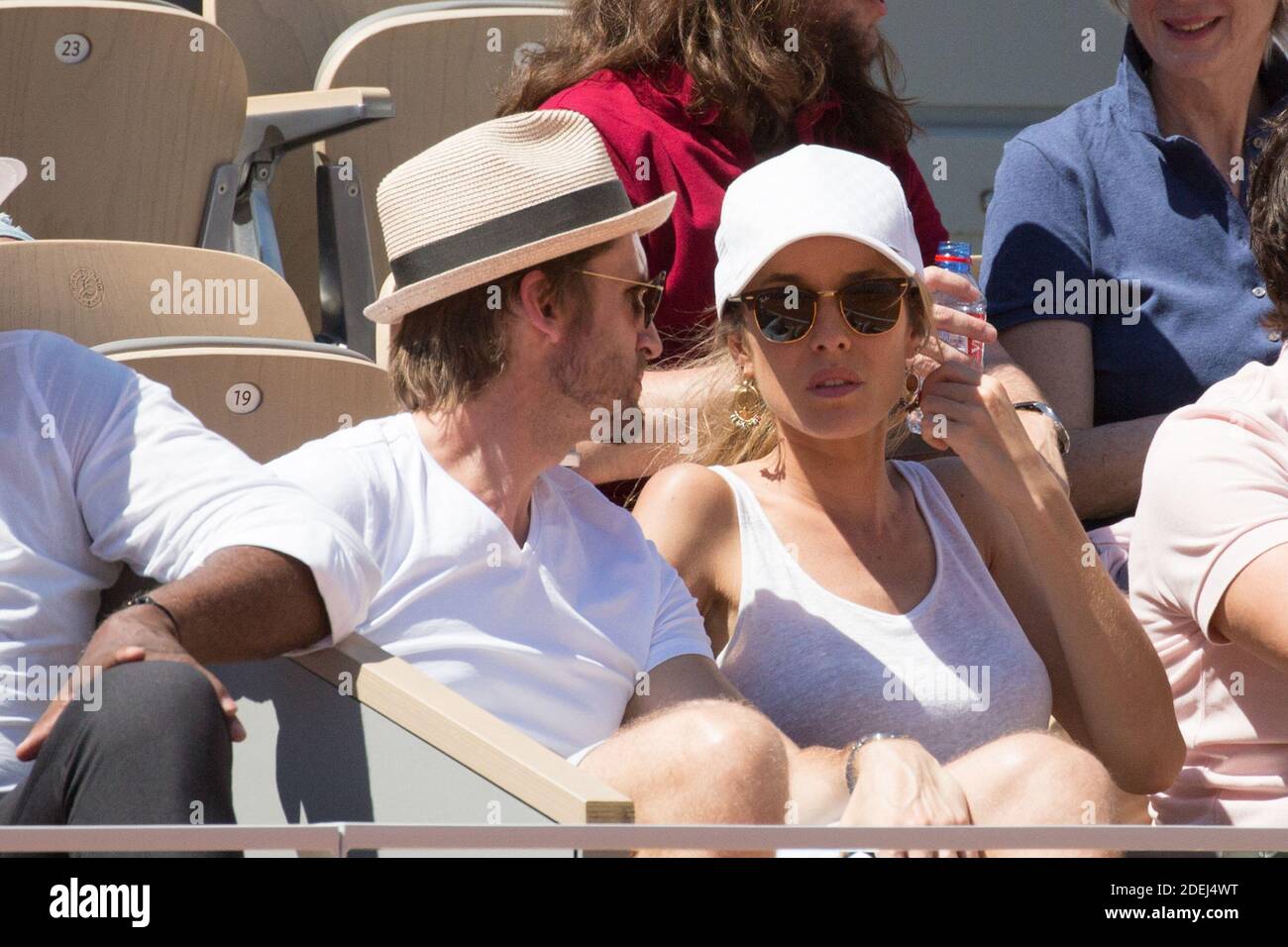 Philippe Lacheau et son épouse Elodie Fontan dans des stands lors de l'Open de tennis français à l'arène Roland-Garros le 02 juin 2019 à Paris, France. Photo de Nasser Berzane/ABACAPRESS.COM Banque D'Images