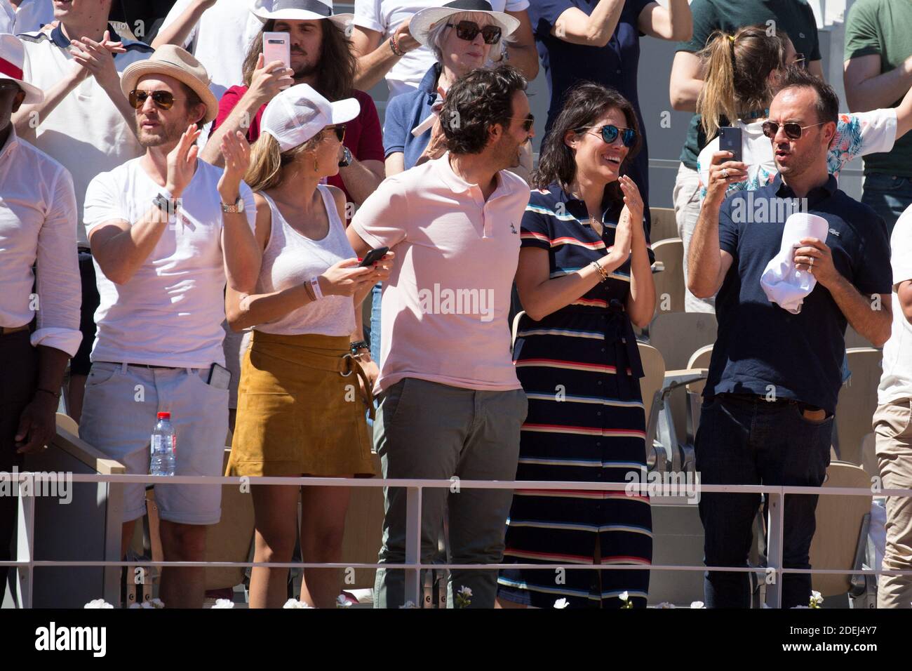 Philippe Lacheau et son épouse Elodie Fontan, Laurie Cholewa et son compagnon Greg Levy, Jarry dans des stands lors de l'Open de tennis français à l'arène Roland-Garros le 02 juin 2019 à Paris, France. Photo de Nasser Berzane/ABACAPRESS.COM Banque D'Images