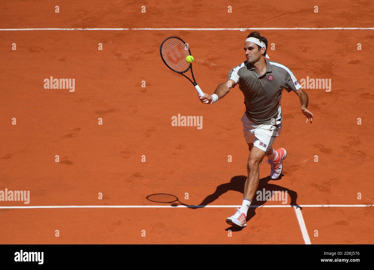 Roger Federer de Suisse joue un revers lors de son match de quatrième tour  des hommes contre Leonardo Mayer d'Argentine pendant le huitième jour de  l'Open de France 2019 à Roland Garros
