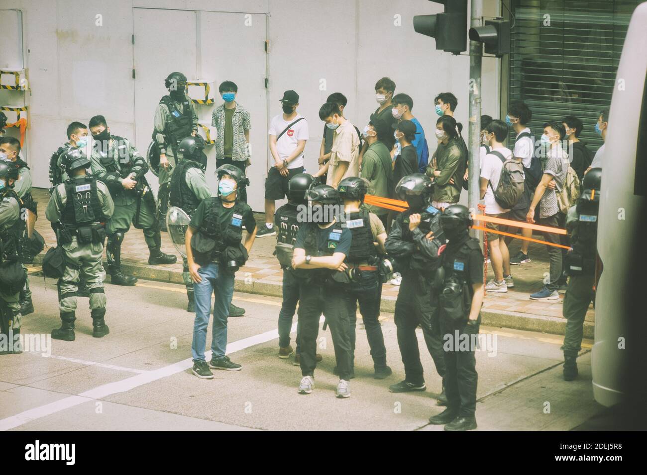 Hong Kong, le 27 mai 2020, des manifestants sont arrêtés par la police comme rassemblement illégal à Causeway Bay. Les gens portent un masque comme covid 19 contrôle de prévention. Banque D'Images