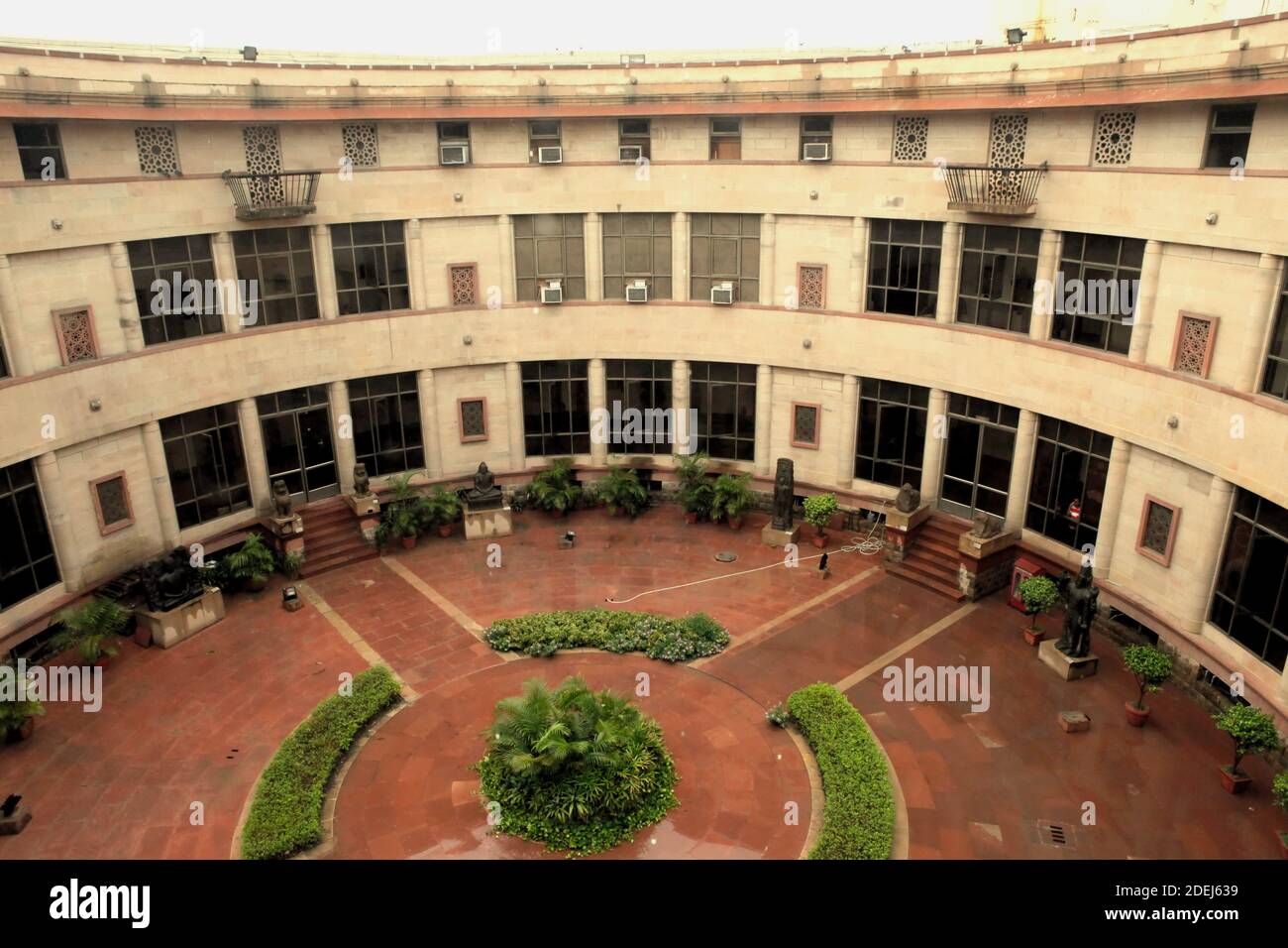 Jardin central et une partie du bâtiment du Musée national de l'Inde à New Delhi, Inde. Banque D'Images