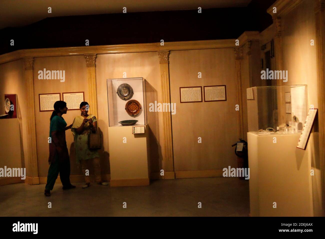 Jeunes femmes ayant une séance photo mobile à la section des arts décoratifs du Musée national de l'Inde à New Delhi, Inde. Banque D'Images