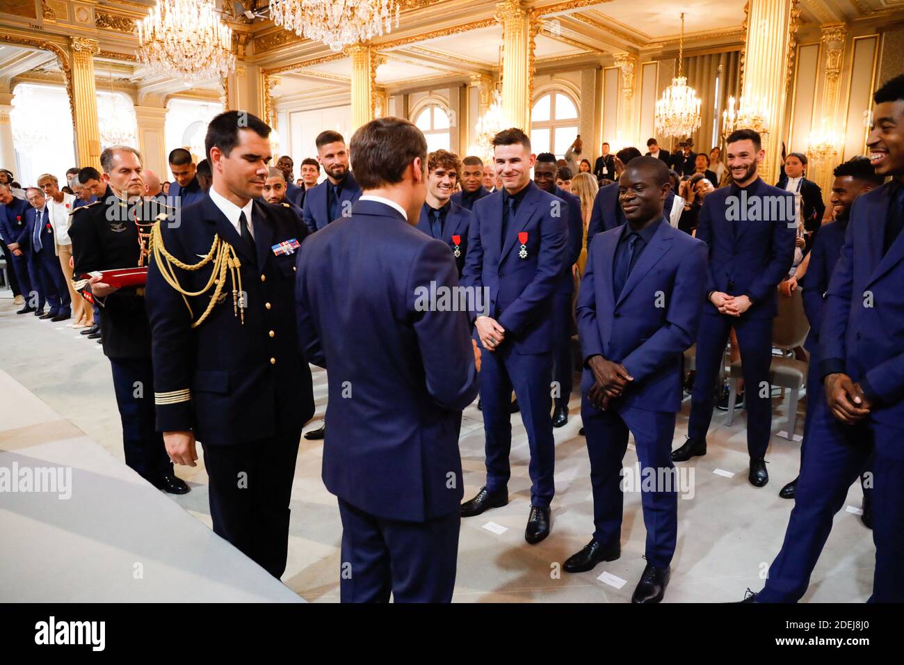Le président français Emmanuel Macron décerne n'Golo Kante lors d'une cérémonie de remise des prix de la Légion d'honneur pour les lauréats de la coupe du monde de football 2018 à l'Elysée Palace de Paris, le 4 juin 2019. Photo de Hamilton/pool/ABACAPRESS.COM Banque D'Images