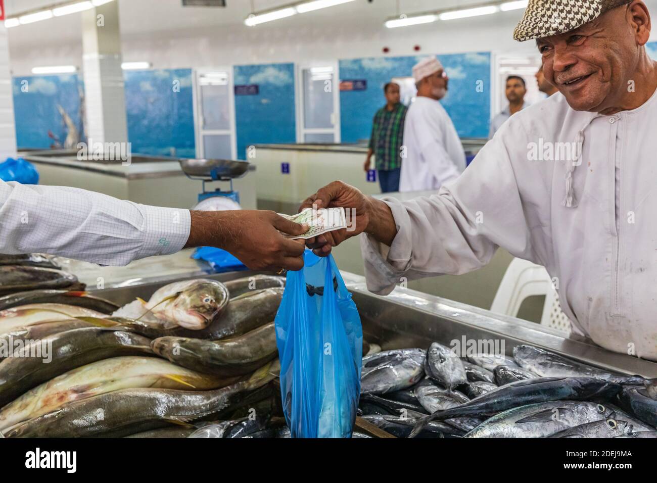 Moyen-Orient, Péninsule arabique, Oman, Muscat, Muttrah. 21 octobre 2019. Vendeur vendant du poisson au souk de Muttrah. Banque D'Images