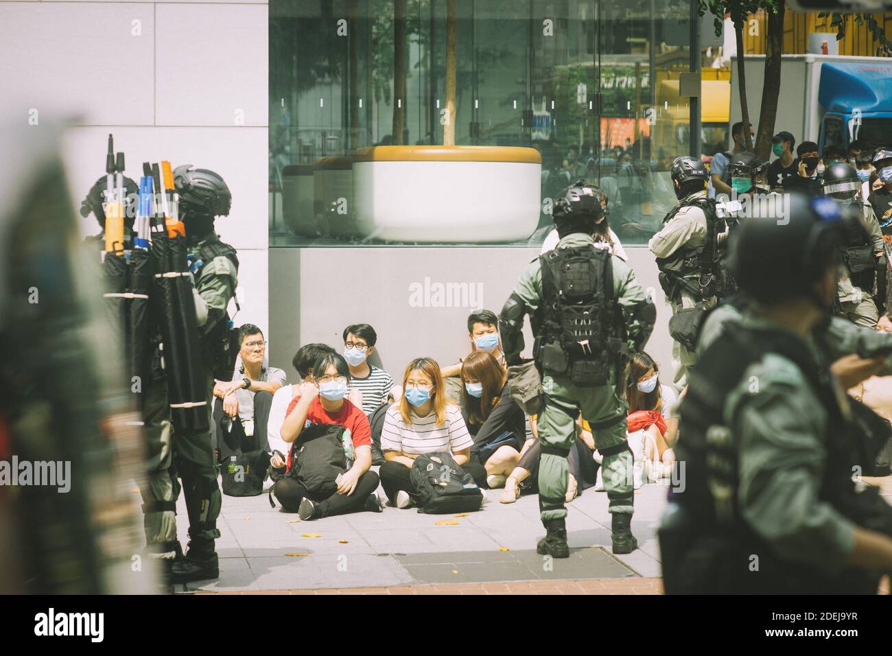 Hong Kong, le 27 mai 2020, des manifestants sont arrêtés par la police comme rassemblement illégal à Causeway Bay. Les gens portent un masque comme covid 19 contrôle de prévention. Banque D'Images