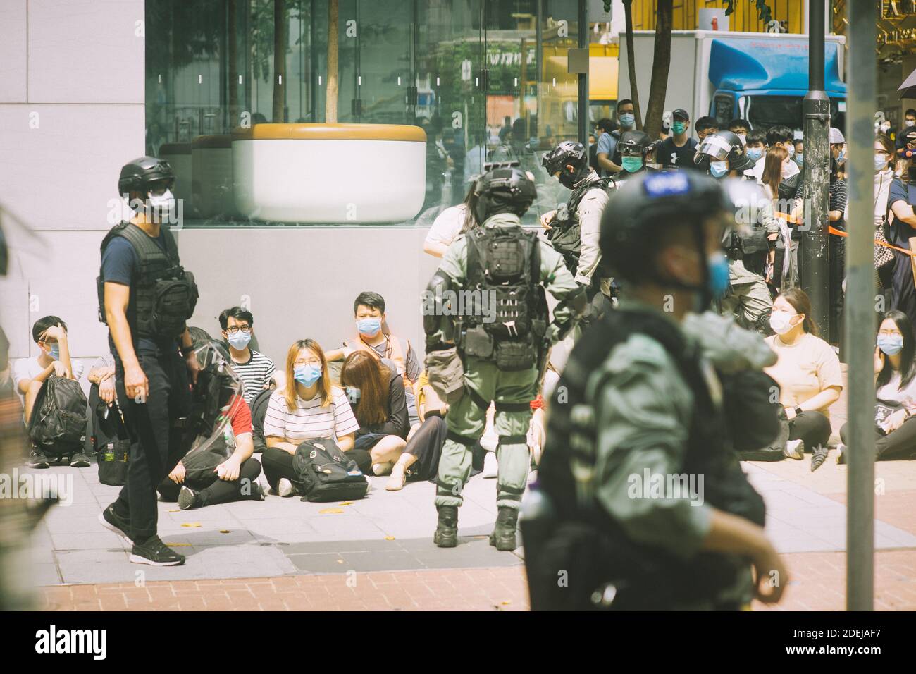 Hong Kong, le 27 mai 2020, des manifestants sont arrêtés par la police comme rassemblement illégal à Causeway Bay. Les gens portent un masque comme covid 19 contrôle de prévention. Banque D'Images