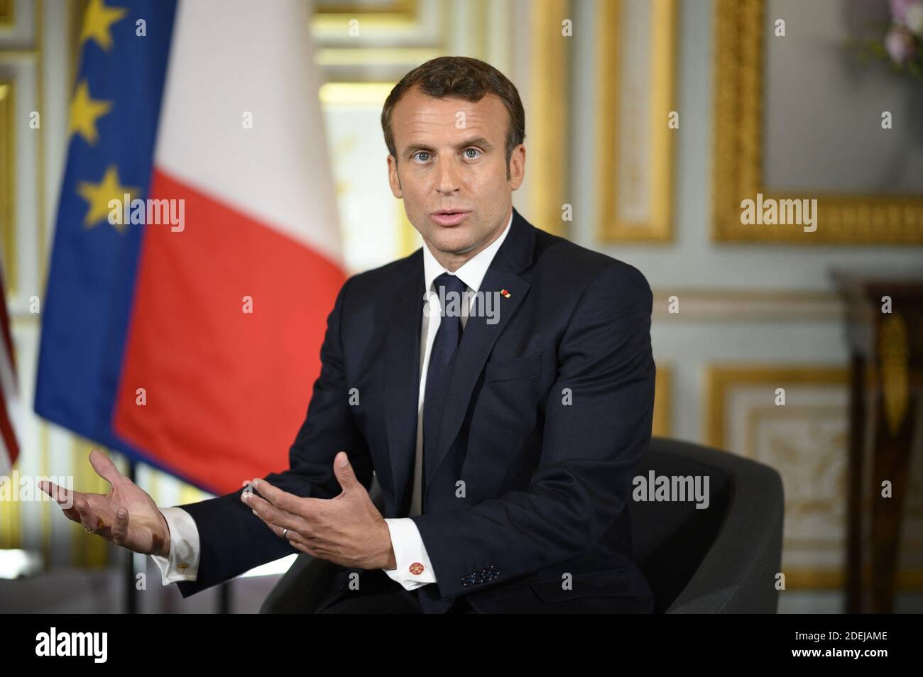 LE président AMÉRICAIN Donald Trump (L) et le président français Emmanuel Macron s'expriment lors d'une réunion à la préfecture de Caen, en Normandie, dans le nord-ouest de la France, le 6 juin 2019, en marge des commémorations du jour J marquant le 75e anniversaire du débarquement allié en Normandie pendant la Seconde Guerre mondiale. Photo par Eliot Blondt/ABACAPRESS.COM Banque D'Images