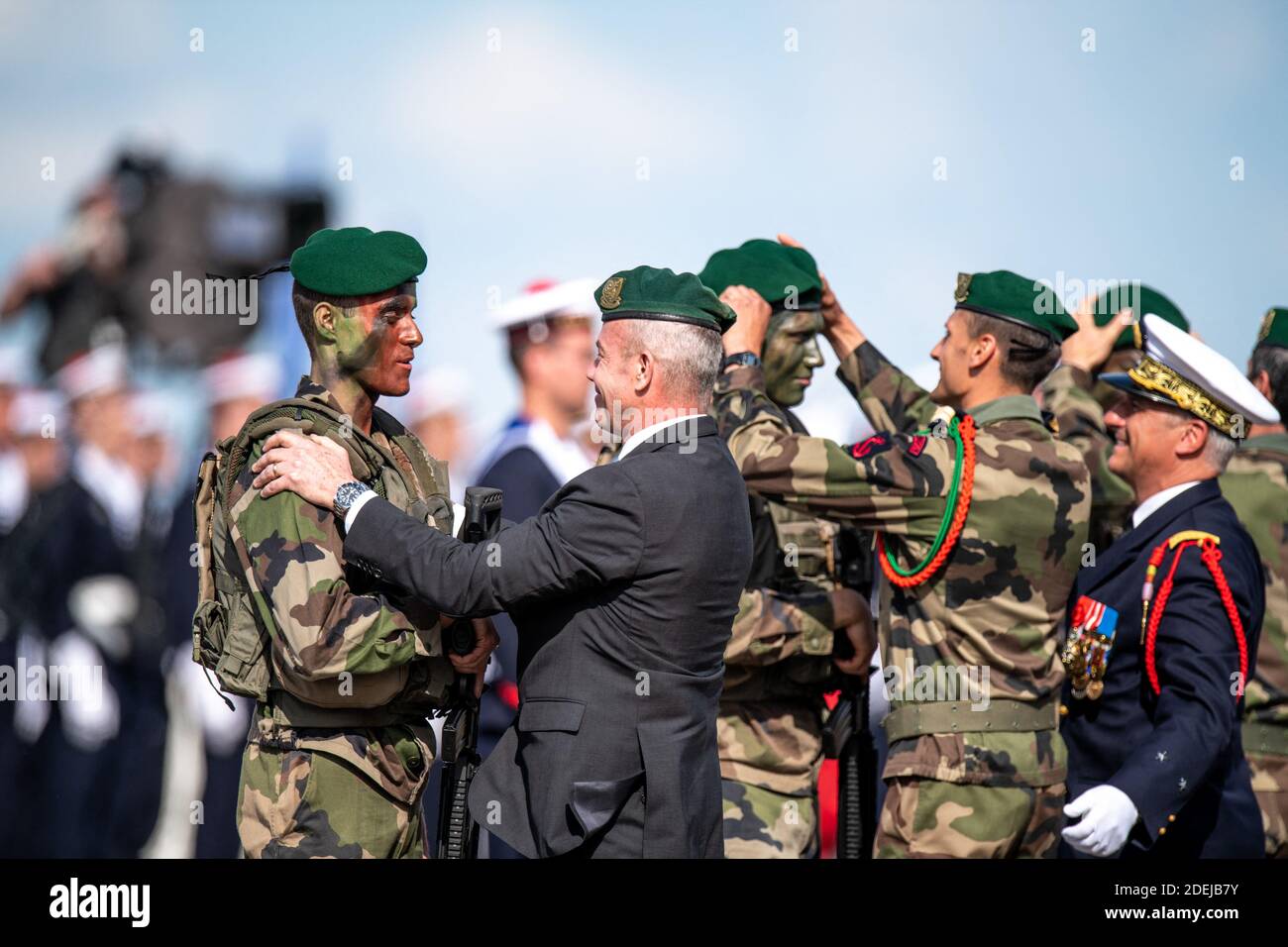 Les officiers donnent un « Béret vert » aux diplômés des Forces spéciales  françaises lors d'une cérémonie de commémoration du 75e anniversaire de  l'opération « du jour J » ou « du