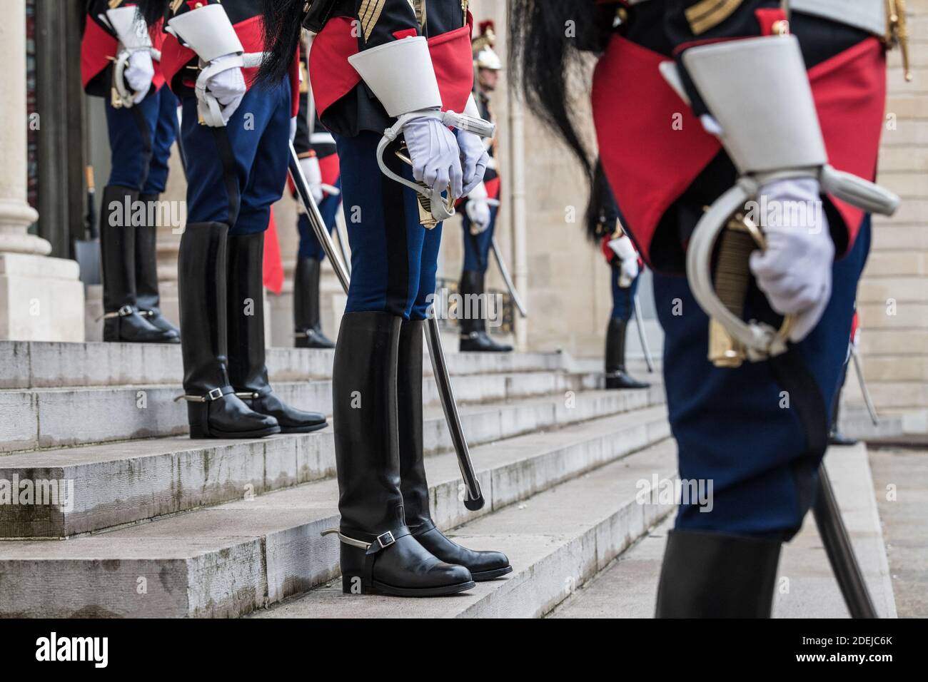 Les gardes républicains pour la cérémonie d'honneur qui recevra le Premier ministre canadien Justin Trudeau au Palais de l'Elysée, résidence officielle du Président de la République française, Paris, France, le 7 juin 2019. Photo de Daniel Derajinski/ABACAPRESS.COM Banque D'Images