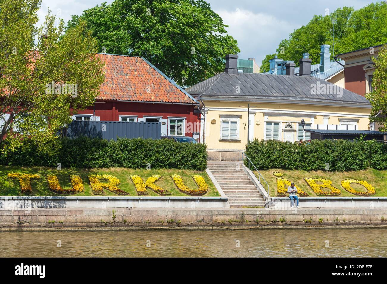 Turku Åbo texte comme fleurs jaunes plantées à la banque Sur la rivière Aurajoki à Turku en Finlande Banque D'Images