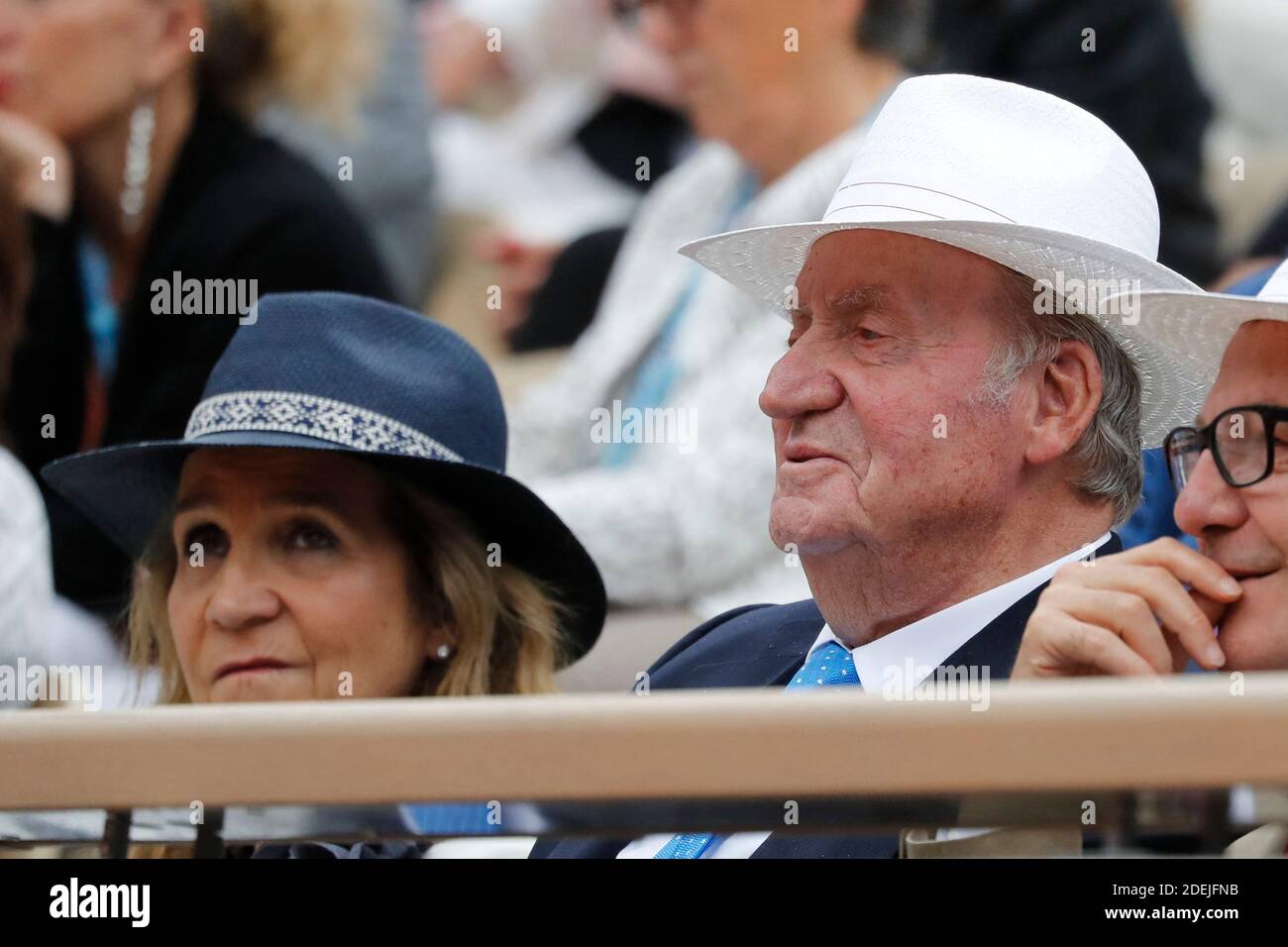 Le roi Juan Carlos d'Espagne et sa fille Infanta Elena d'Espagne ont vu quand l'Espagne Rafael Nadal bat Dominic Thiem 6-3, 5-7, 6-1, 6-1 dans leur finale hommes de l'Open de tennis français BNP Paribas 2019, dans le stade Roland-Garros, Paris, France, le 9 juin 2019. Photo de Henri Szwarc/ABACAPRESS.COM Banque D'Images