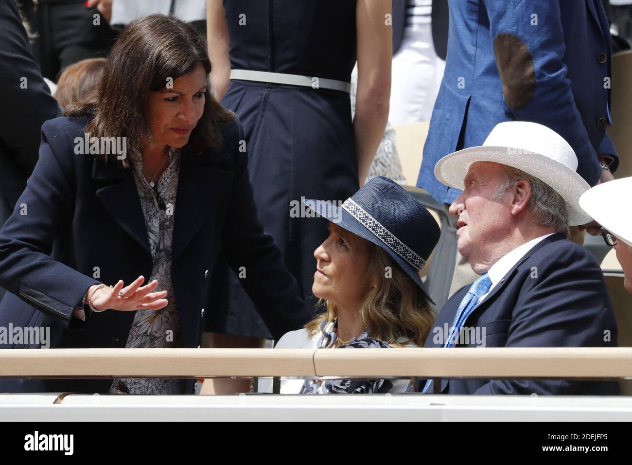 Le roi Juan Carlos d'Espagne et sa fille Infanta Elena d'Espagne avec la mairesse de Paris Anne Hidalgo quand l'Espagne Rafael Nadal bat Dominic Thiem 6-3, 5-7, 6-1, 6-1 dans leur finale hommes de l'Open de tennis français BNP Paribas 2019, dans le stade Roland-Garros, Paris, France, le 9 juin 2019. Photo de Henri Szwarc/ABACAPRESS.COM Banque D'Images