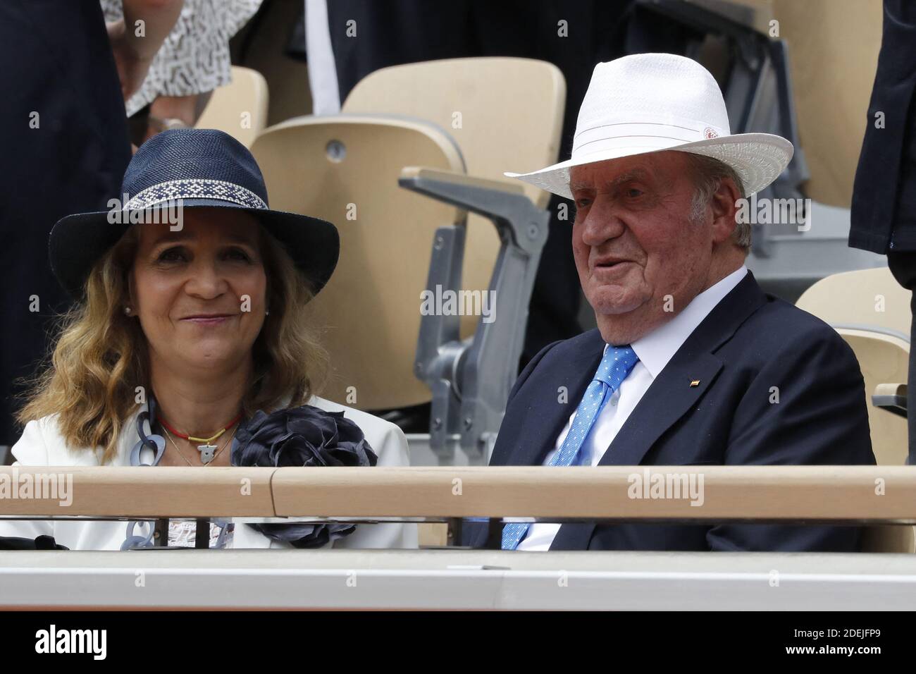 Le roi Juan Carlos d'Espagne et sa fille Infanta Elena d'Espagne ont vu quand l'Espagne Rafael Nadal bat Dominic Thiem 6-3, 5-7, 6-1, 6-1 dans leur finale hommes de l'Open de tennis français BNP Paribas 2019, dans le stade Roland-Garros, Paris, France, le 9 juin 2019. Photo de Henri Szwarc/ABACAPRESS.COM Banque D'Images