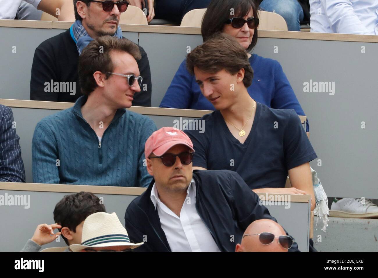 Photo : Antoine Arnault et son fils en tribunes - Tribunes lors des  Internationaux de France de tennis de Roland Garros 2023, à Paris, le 6  juin 2023. © Jacovides-Moreau/Bestimage - Purepeople