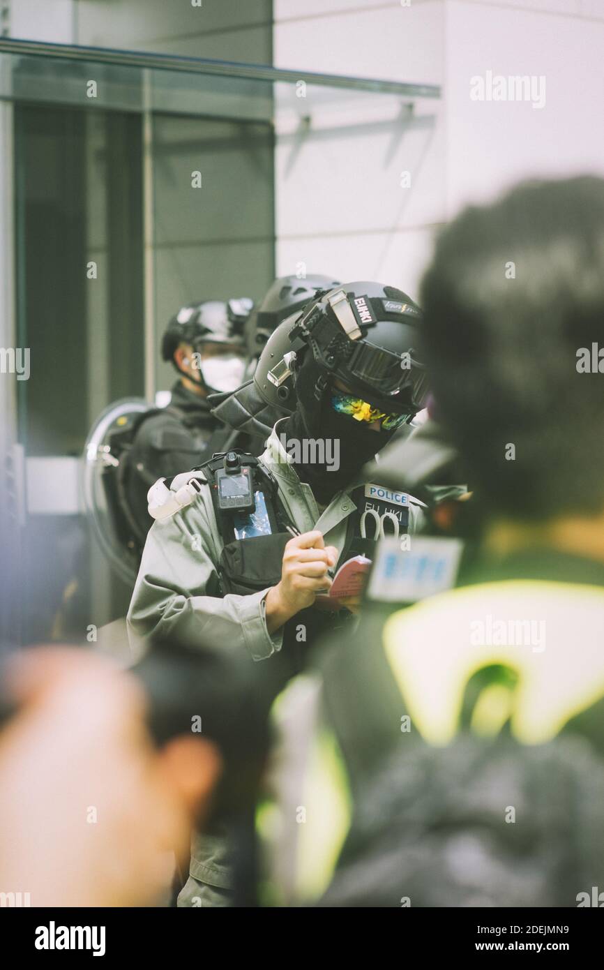 Hong Kong, le 27 mai 2020, des manifestants sont arrêtés par la police comme rassemblement illégal à Causeway Bay. Les gens portent un masque comme covid 19 contrôle de prévention. Banque D'Images