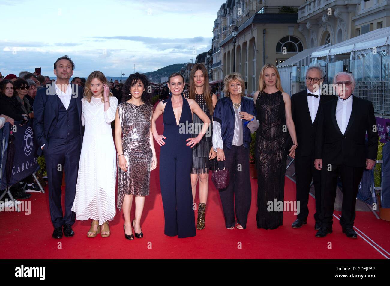 Vincent Perez, Lou de Laage, Naidra Ayadi, Sandrine Bonnaire, Daniel Thomson, Laetitia Dosch, Oury Milshtein et Eric Demarsan assistent au tapis rouge de clôture du 33e Festival du film Cabourg à Cbourg, France, le 16 juin 2019. Photo d'Aurore Marechal/ABACAPRESS.COM Banque D'Images