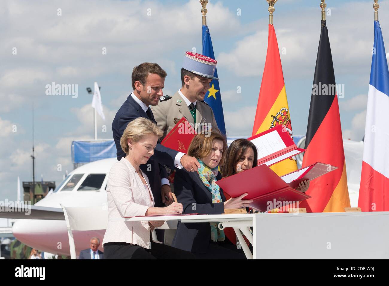 Emmanuel Macron, le ministre allemand de la Défense Ursula von der Leyen, le ministre français de la Défense Florence Parly et le ministre espagnol de la Défense Margarita Robles assistent au 53e salon international de l'Air de Paris à l'aéroport du Bourget près de Paris, en France, le 17 juin 2019. Photo de Jacques Witt/Pool/ABACAPRESS.COM photo de Jacques Witt/Pool/ABACAPRESS.COM Banque D'Images