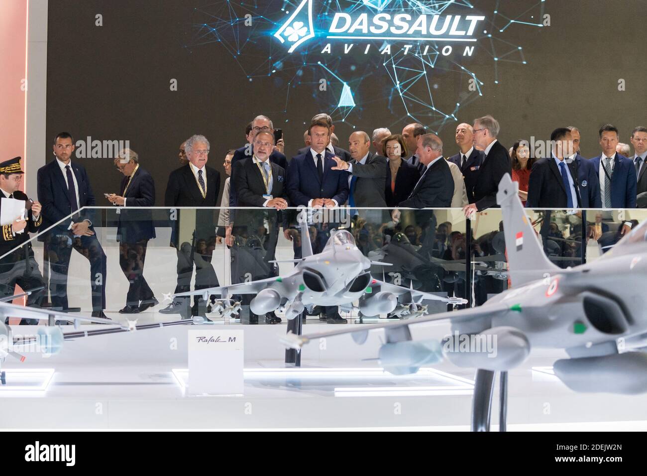 Laurent Dassault, Olivier Dassault, Emmanuel Macron, Eric trappier, Florence Parly et Charles Edelstenne participant au 53e salon international de l'Air de Paris à l'aéroport du Bourget près de Paris, France, le 17 juin 2019. Photo de Jacques Witt/Pool/ABACAPRESS.COM photo de Jacques Witt/Pool/ABACAPRESS.COM Banque D'Images