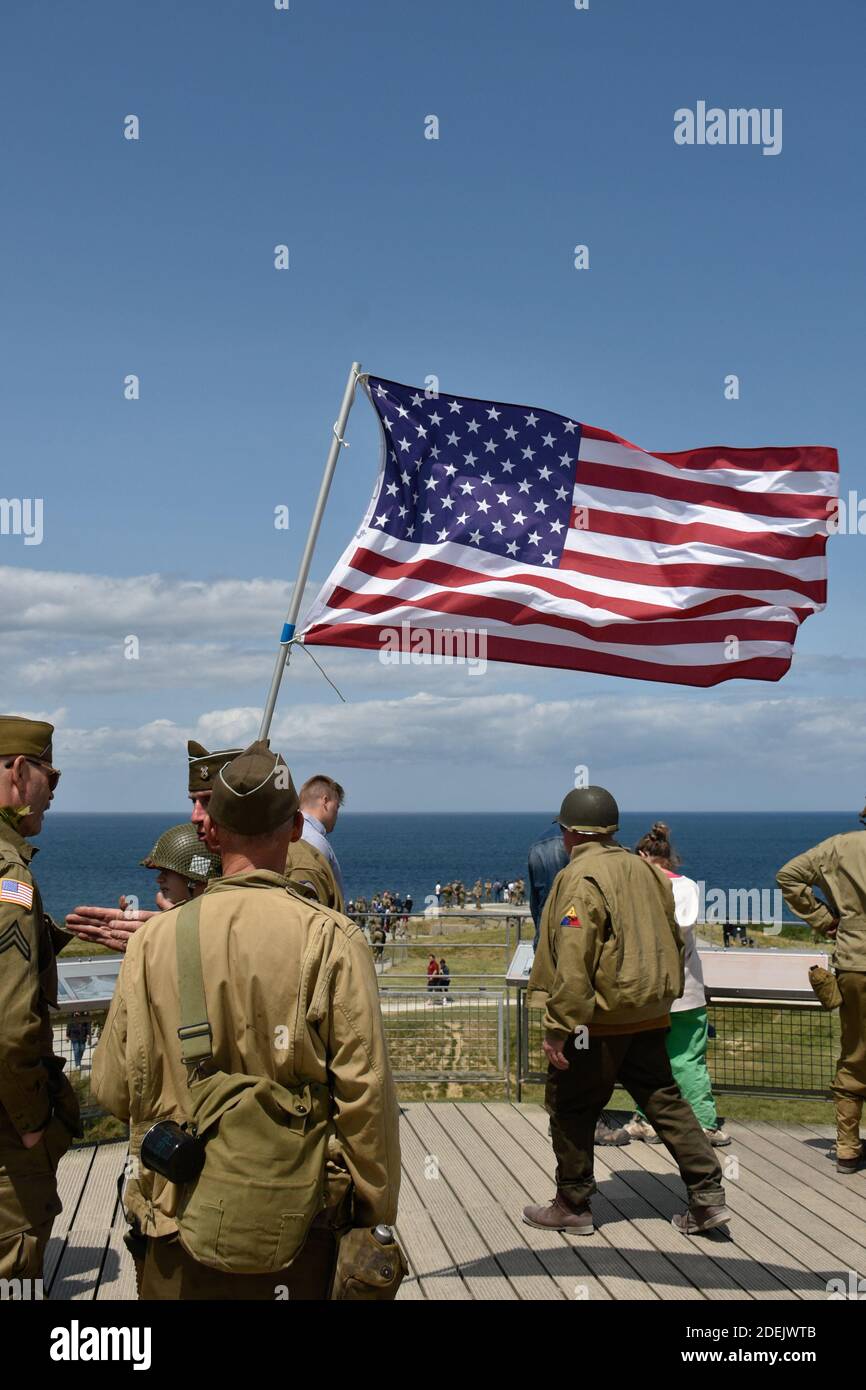 LES Rangers DE l'armée AMÉRICAINE vêtus des uniformes des Rangers de la Seconde Guerre mondiale se dressent ensemble après qu'ils ont graviré les falaises de la Pointe du hoc lors d'une reconstitution de l'assaut du jour J le 05 juin 2019 près de Cricqueville-en-Bessin, en France, le 6 juin 1944. LES Rangers DE l'armée AMÉRICAINE ont réduit les falaises dans l'obscurité pour attaquer une position allemande fortifiée dans le cadre de l'invasion du débarquement allié. Les anciens combattants, les familles, les visiteurs et le personnel militaire se réunissent en Normandie pour commémorer le 6 juin, le 75e anniversaire du jour J, qui a annoncé l'avance des alliés vers l'Allemagne et la victoire environ 11 mois plus tard. Photo de Karim Banque D'Images